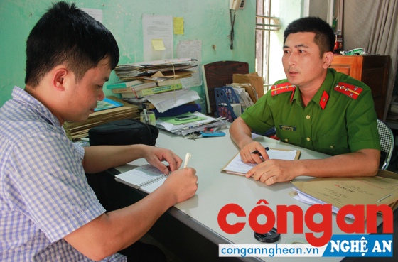 Đại úy Hoàng Đình Thiệu chia sẻ với phóng viên về những việc làm của mình trong thời gian qua - Ảnh: Ngọc Thái.