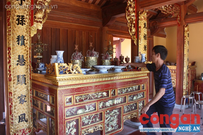 Anh Hồ Thanh Hồng, cháu đồng chí Hồ Tùng Mậu  chăm lo hương khói tại nhà thờ ở xóm 5,  xã Quỳnh Đôi, huyện Quỳnh Lưu 