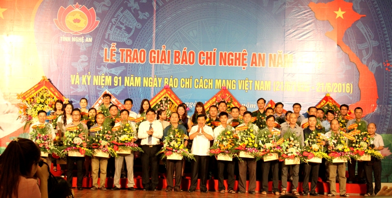 Tỉnh ủy, UBND tỉnh Nghệ An tặng hoa chúc mừng các cơ quan thông tấn, báo chí trên địa bàn Nghệ An nhân dịp kỷ niệm 91 năm ngày báo chí Cách mạng Việt Nam.