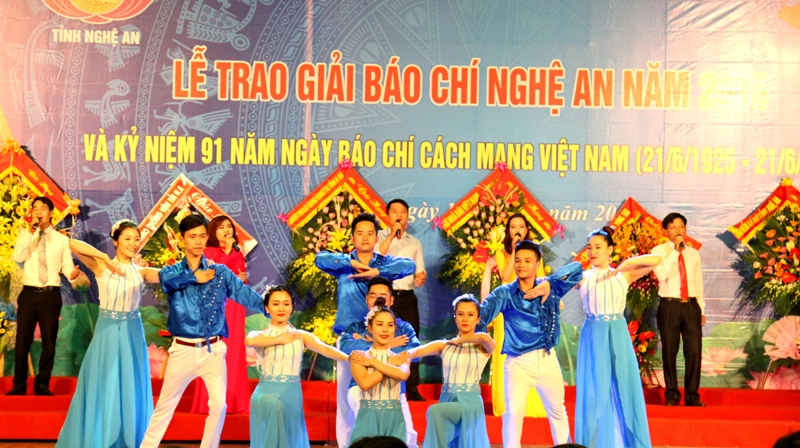 Văn nghệ chào mừng.