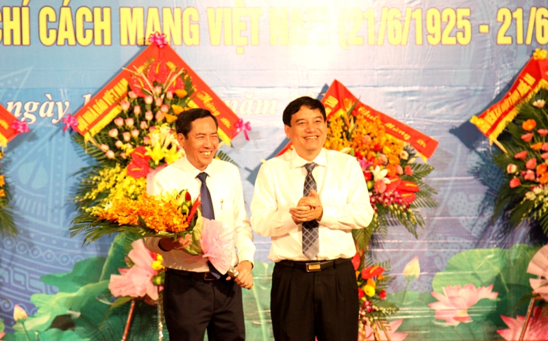 Đồng chí Bí thư Tỉnh ủy Nguyến Đắc Vinh tặng hoa chúc mừng Nhà báo Thuận Hữu.