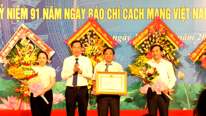 Trao tặng kỷ niệm chương vì sự nghiệp báo chí cho 38 nhà báo lão thành cách mạng.