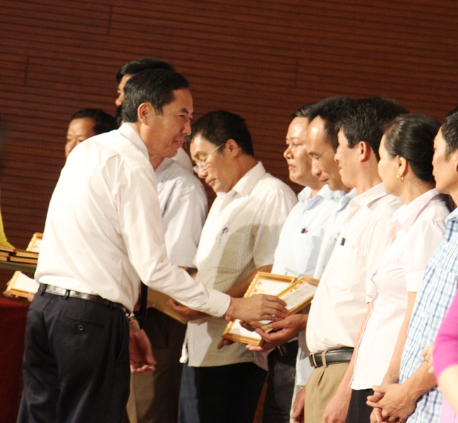 Trao tặng kỷ niệm chương vì sự nghiệp báo chí cho 38 nhà báo lão thành cách mạng.