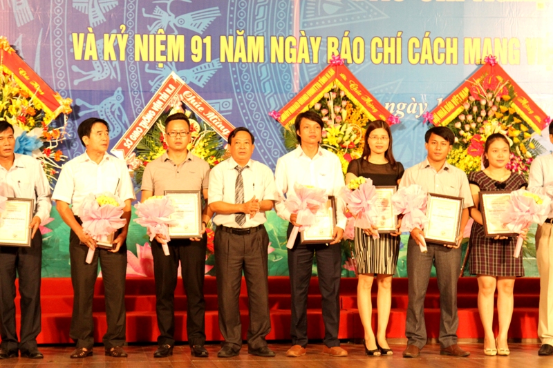 Trao giải Khuyến khích cho các nhà báo đạt giải báo chí Nghệ An 2015.