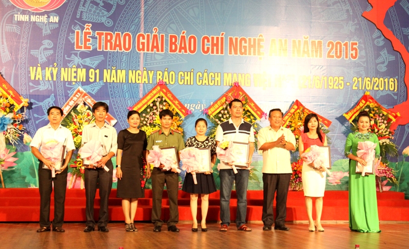 Trao giải Ba cho các nhà báo đạt giải báo chí Nghệ An 2015.