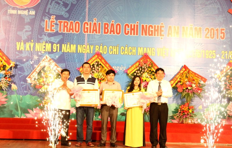 Trao giải Nhất cho các nhà báo đạt giải báo chí Nghệ An 2015.