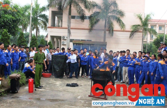 Lực lượng PC&CC tập huấn kỹ năng phòng, chống cháy, nổ cho nhân viên một số cửa hàng xăng dầu trên địa bàn TP Vinh