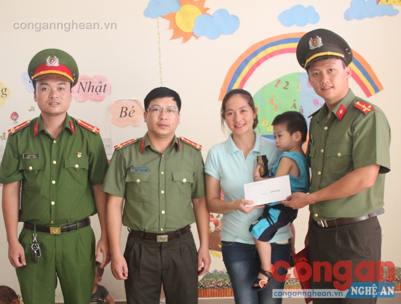 Thăm hỏi, tặng quà cán bộ, chiến sĩ có hoàn cảnh khó khăn