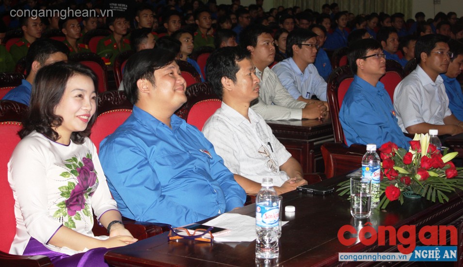 Đại biểu TW Đoàn, Thường trực Tỉnh ủy, UBND tỉnh và tuổi trẻ các địa phương tham gia lẽ tuyên dương