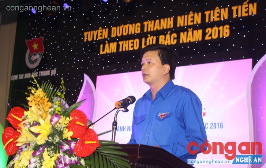 Đồng chí Nguyễn Đình Hùng- Ủy viên BTV TW Đoàn, Tỉnh ủy viên, Bí thư Tỉnh đoàn Nghệ An, Cụm trưởng cụm thi đua đọc báo cáo tổng kết