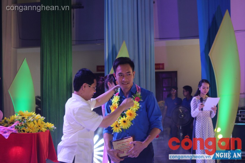 Lãnh đạo TW Đoàn và Tỉnh Nghệ An trao vòng nguyệt quế tuyên dương các điển hình tiêu biểu