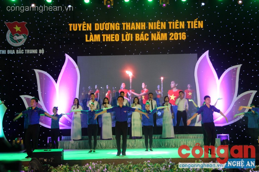 Văn nghệ chào mừng buổi lễ là những ca khúc thể hiện sự xung kích, nhiệt huyết của tuổi trẻ