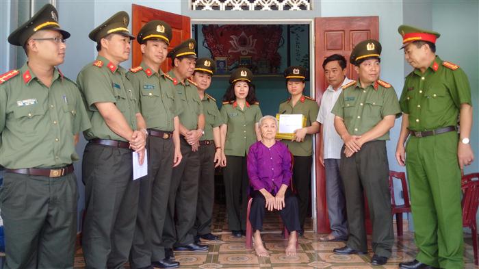 Trao quà cho 2 mẹ Việt Nam Anh hùng