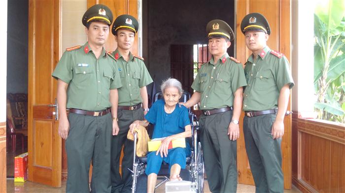 Trao quà cho mẹ Việt Nam Anh hùng Nguyễn Thị Xuân