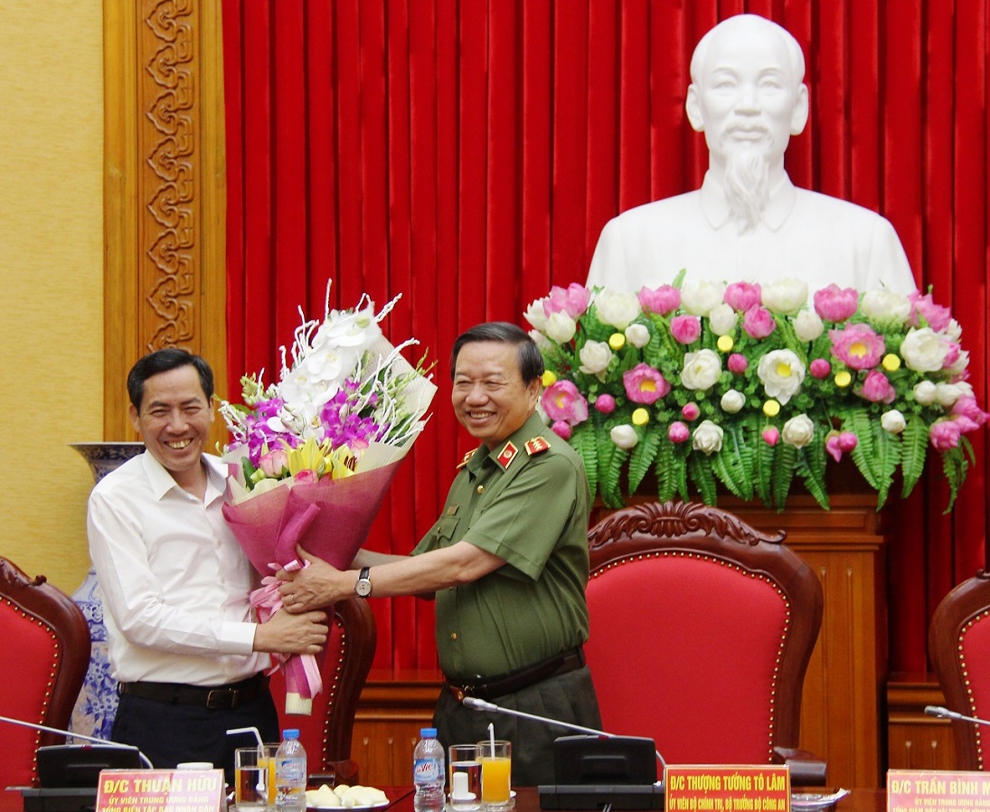 Bộ trưởng Tô Lâm tặng hoa đồng chí Thuận Hữu, Tổng Biên tập báo Nhân dân, Chủ tịch Hội Nhà báo Việt Nam.