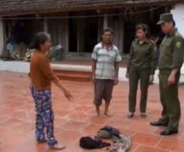 Con nợ tiền, nhà bố mẹ bị ném 'bom bẩn'