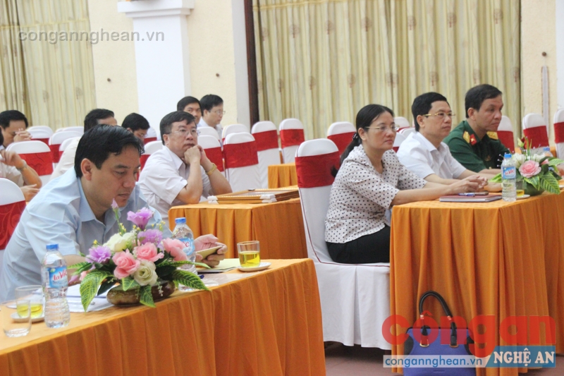 Các đại biểu tới dự