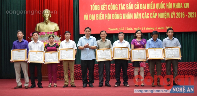 Tặng Bằng khen của TTCP cho các tập thể và cá nhân có thành tích xuất sắc trong công tác bầu cử