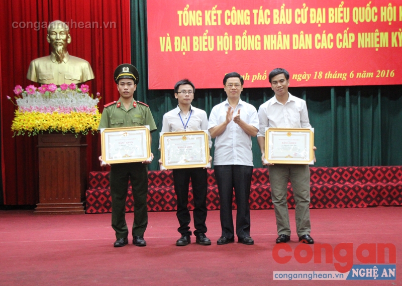 Trao giải Cuộc thi tìm hiểu về bầu cử ĐBQH và HĐND trực tuyến trên cổng thông tin điện tử tỉnh Nghệ An 