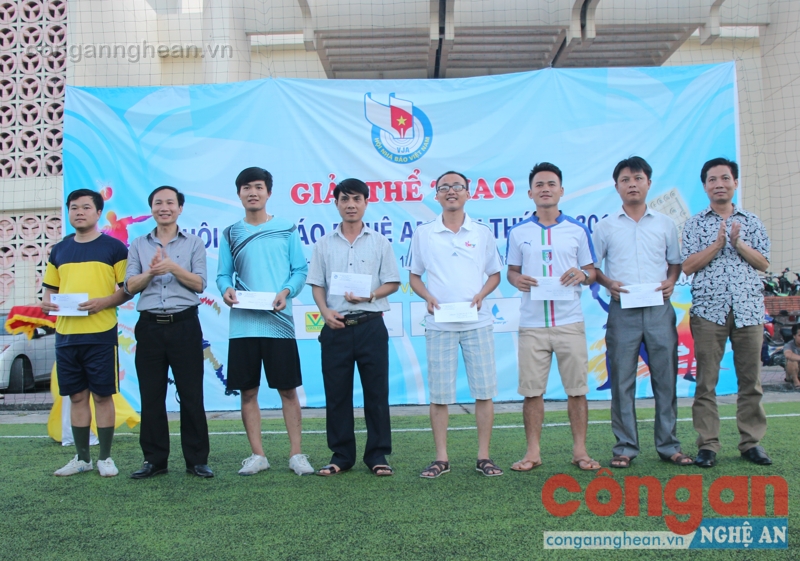 Trao giải ba cho các VĐV trong các nội dung bóng bàn, cầu lông, cờ vua