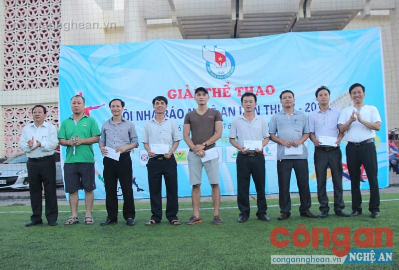 Trao giải Nhất cho các VĐV trong các nội dung bóng bàn, cầu lông, cờ vua