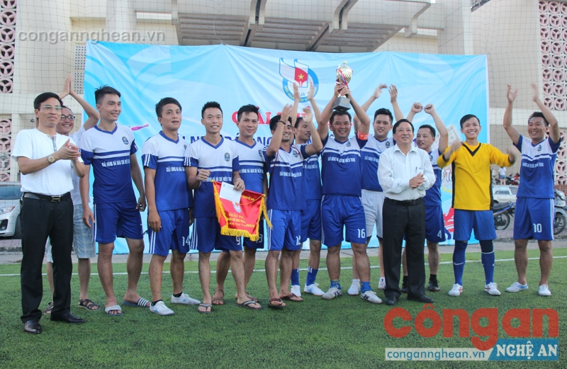 Ngôi vô địch môn bóng đá thuộc về đội Đài PTTH Nghệ An