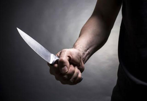 'Nói chuyện' bằng nắm đấm và ... dao