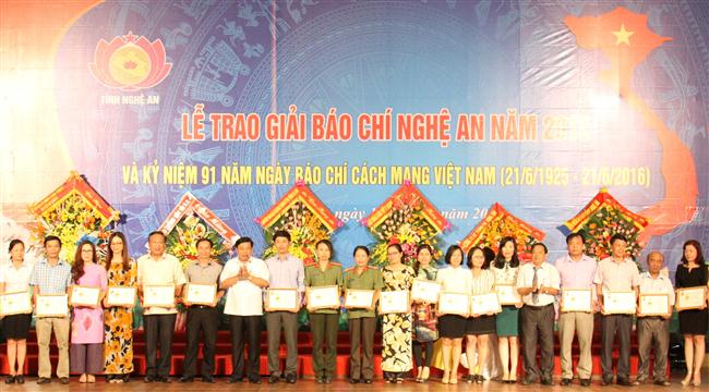 Trong thời gian qua, đội ngũ làm báo tỉnh Nghệ An đã không ngừng học tập, làm theo tấm gương đạo đức Hồ Chí Minh (Trong ảnh: Đồng chí                                  Nguyễn Xuân Đường, Chủ tịch UBND tỉnh trao Kỷ niệm chương Vì sự nghiệp báo chí cho những người làm báo trên quê hương Bác Hồ) - Ảnh: Thiên Thảo