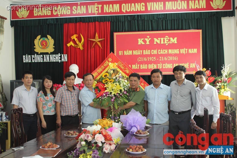 Đoàn Ban Nội chính Tỉnh ủy do đồng chí Phan Đức Đồng- Trưởng ban chúc mừng tập thể báo nhân ngày truyền thống 21/6