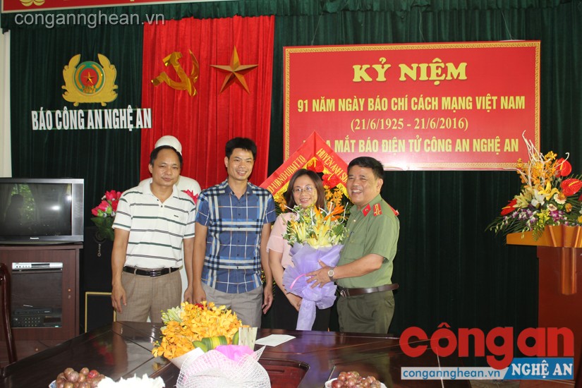 Đại diện đòan UBND TP Vinh chúc mừng 