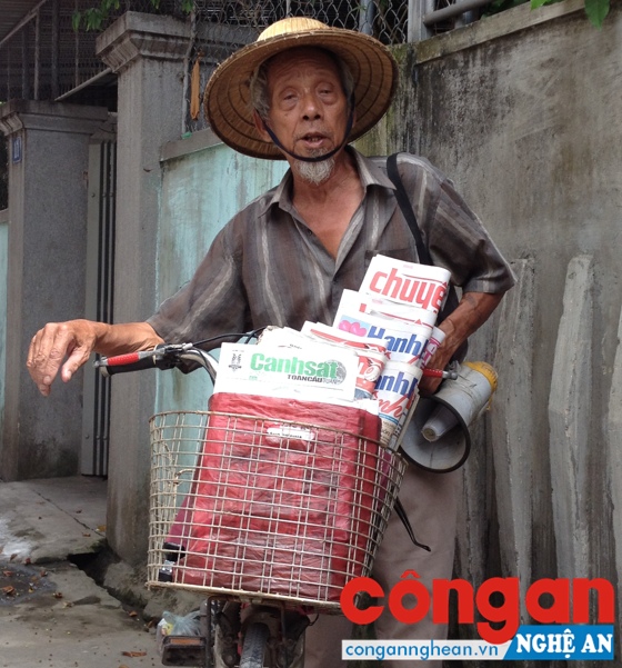 Ông lão mê bán báo dạo