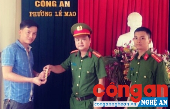 Nảy sinh lòng tham, trộm vàng của khách rửa xe