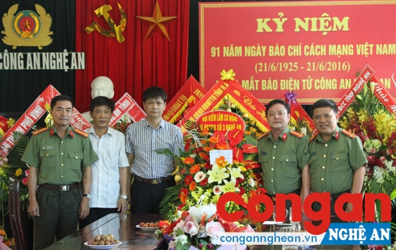 Đội kiểm lâm cơ động số 2 tặng hoa chúc mừng báo CANA