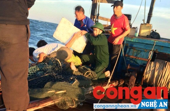Kịp thời cứu sống 3 ngư dân gặp nạn trên biển