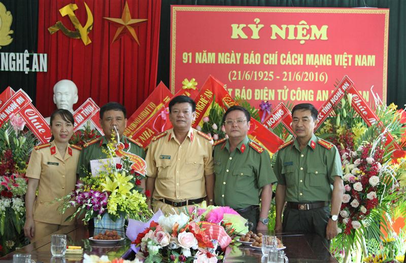 Các phòng ban Công an tỉnh tặng hoa chúc mừng