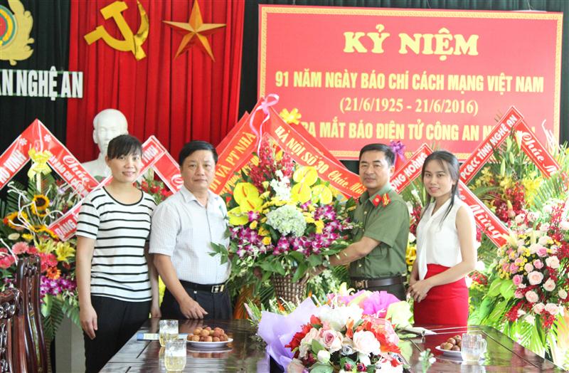 Lãnh đạo các cơ quan tặng hoa chúc mừng tập thể báo Công an Nghệ An