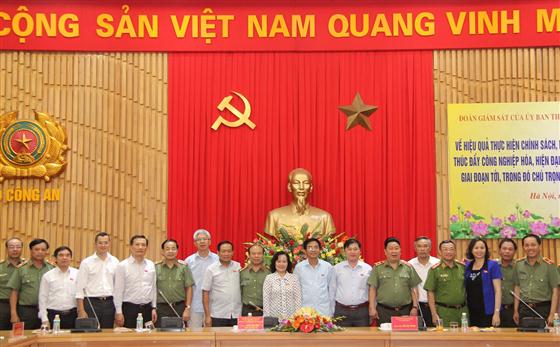  Các đại biểu tại buổi làm việc chụp ảnh lưu niệm.