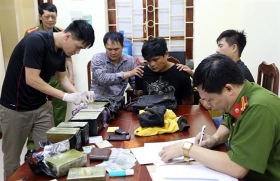 Thanh niên giấu 30 bánh heroin trong bao tải