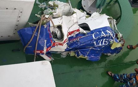 Trục vớt vật thể nghi của máy bay CASA ở độ sâu 60m