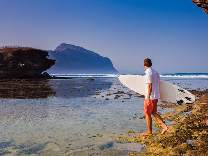 Đảo Sumbawa ở Indonesia là điểm đến ưa thích của những người mê lướt sóng. Ngoài ra, nơi đây còn có những rạn san hộ tuyệt đẹp, lý tưởng cho hoạt động lặn biển. 