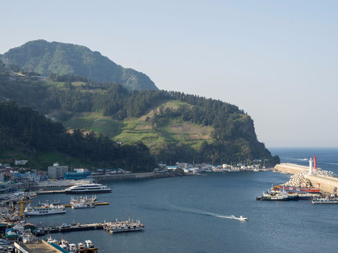  Đảo Ulleungdo ở Hàn Quốc không phổ biến với khách du lịch, nhưng sẽ khiến ai ghé thăm ngỡ ngàng trước vách đá dựng đứng và phong cảnh tuyệt đẹp của địa hình núi lửa, thị xã, bến cảng, và một bờ biển gồ ghề.