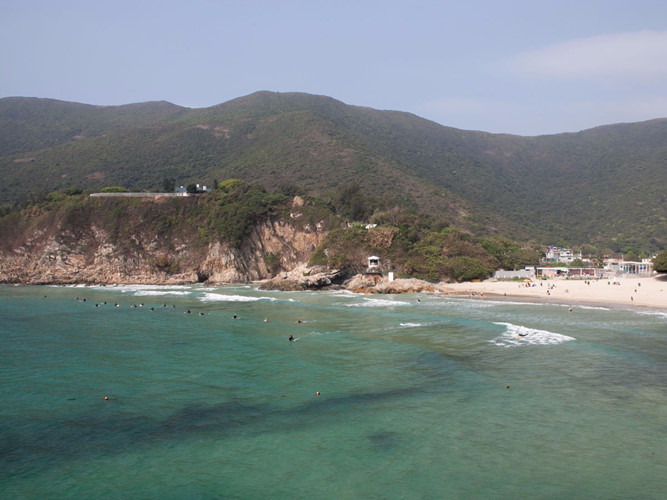  Vịnh Tai Long Wan ở Hồng Kông là nơi có khung cảnh thoáng đãng, nước trong vắt, những con đường mòn núi, và một số khu vực lướt sóng tốt nhất xung quanh.