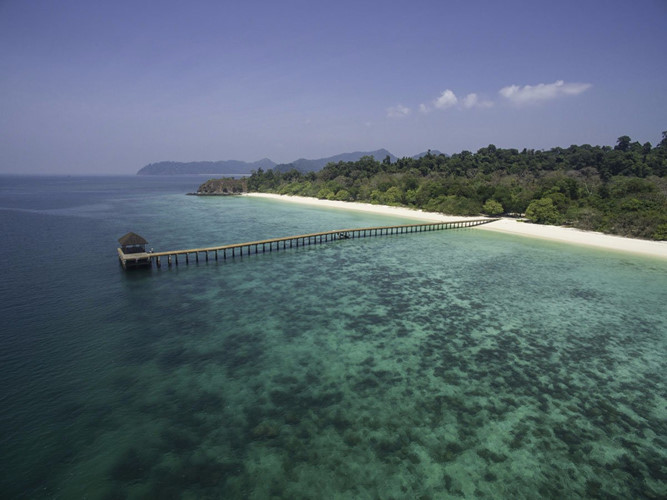 Quần đảo Mergui Archipelago nằm ở vùng phía Nam của Myanmar có tới hơn 800 hòn đảo hoang sơ. Những bãi biển rất lý tưởng cho hoạt động lặn nhờ đa dạng của sinh vật biển.