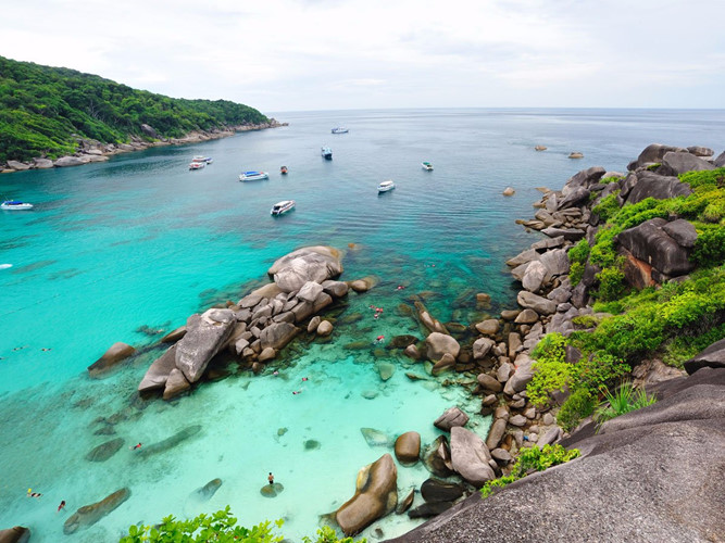 Thái Lan là nơi ẩn giấu nhiều địa điểm tuyệt đẹp, trong đó bao gồm quần đảo Similan trong vùng biển Andaman. 11 hòn đảo nằm trong Vườn quốc gia Mu Koh Similan và được bao quanh bởi vùng biển sở hữu những rạn san hô tuyệt đẹp.
