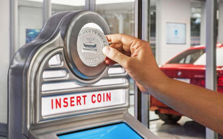Khách hàng sẽ chọn ra tên mình ngay trong cỗ máy khổng lồ và nhét đồng tiền giả của Carvana để khởi động máy.
