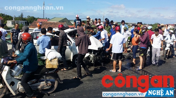 Xe con mất lái đâm vào lan can cầu vượt đường sắt