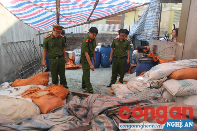 Lực lượng chức năng kiểm tra toàn bộ măng đựng trong bao tải
