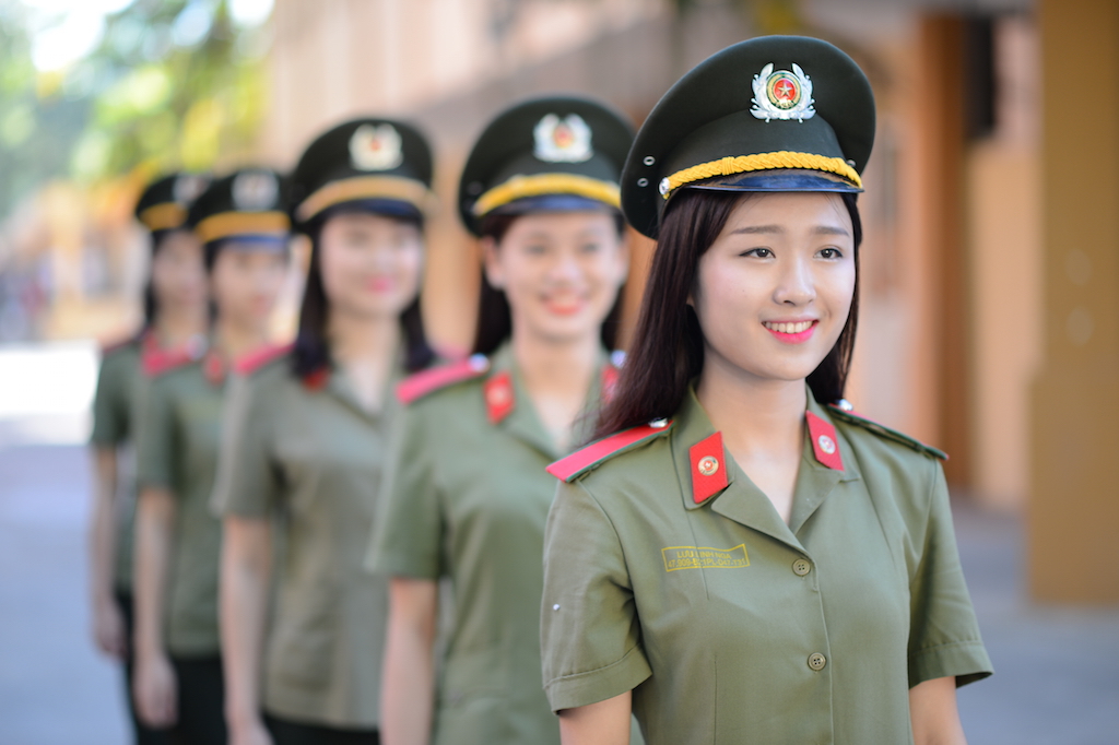 Nét đẹp của nữ sinh Học viện ANND khi xếp hàng lên giảng đường.