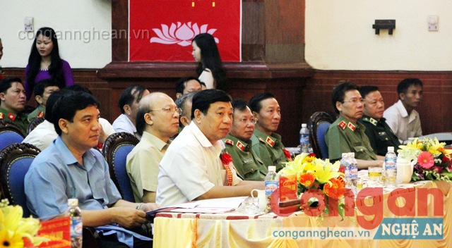 Đồng chí Nguyễn Đắc Vinh - Bí thư Tỉnh ủy; đồng chí Nguyễn Xuân Đường - Chủ tịch UBND tỉnh cùng các đại biểu dự hội nghị