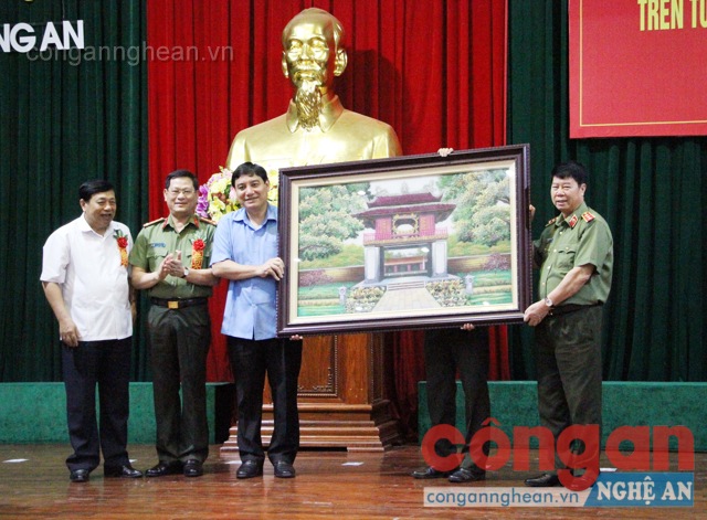 Lãnh đạo tỉnh Nghệ An và Bộ Công an tặng bức tranh lưu niệm